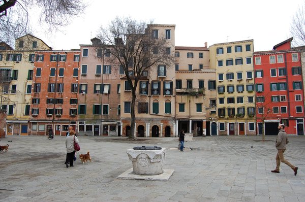 Campo di Ghetto Nuovo a Venezia, circondato da edifici residenziali insolitamente alti.