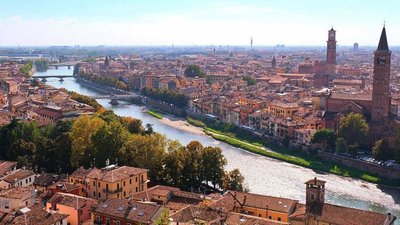Vista panoramica di Verona con monumenti iconici e panorama cittadino