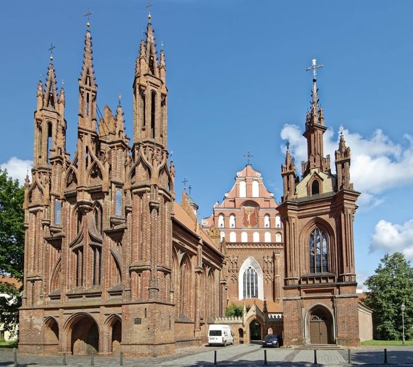 Chiesa di Sant'Anna a Vilnius con cielo blu e dettagli architettonici gotici.