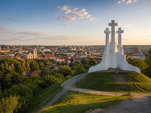 Vista panoramica della Collina delle Tre Croci a Vilnius al tramonto con la città sullo sfondo.