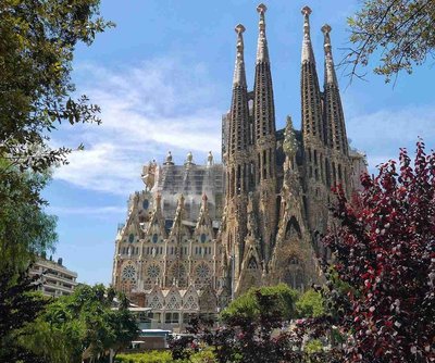 Vista panoramica di Barcelona con monumenti iconici e panorama cittadino