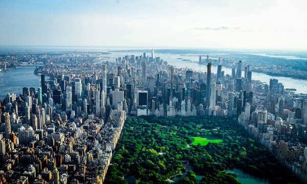 Vista aerea di Central Park e skyline di New York con grattacieli e fiume Hudson sullo sfondo.