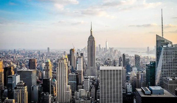 Vista panoramica di New York con l'Empire State Building al centro al tramonto.