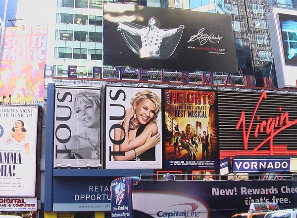 Cartelloni pubblicitari di Broadway a Times Square, New York, con annunci di spettacoli teatrali e insegne luminose.