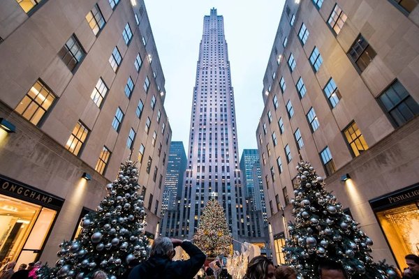 Vista del Rockefeller Center con albero di Natale decorato e luci festive a New York.