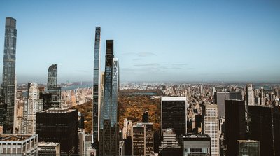 Vista panoramica di New York con grattacieli e Central Park in autunno.