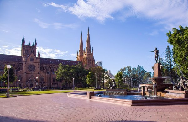 La Cattedrale di St Mary e la Archibald Fountain nella piazza dove ogni dicembre viene allestita la pista di ghiaccio estiva di Sydney.