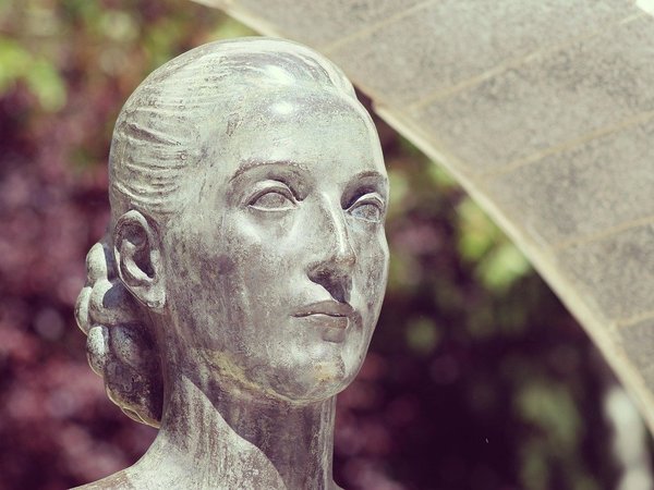Statua di Eva Perón al Museo Evita di Buenos Aires, simbolo iconico della città.