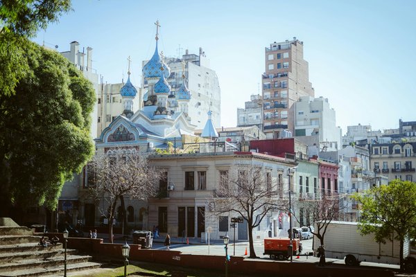 Chiesa ortodossa russa della Santissima Trinità a San Telmo, Buenos Aires, con edifici storici e alberi circostanti.