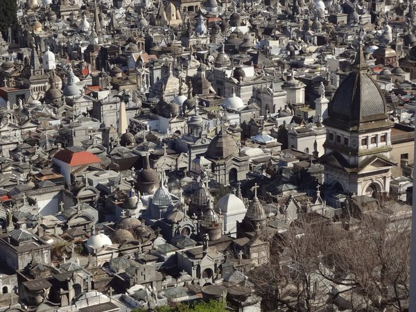 Vista aerea del Cimitero della Recoleta a Buenos Aires con mausolei e architettura storica.