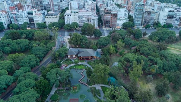 Vista aerea di un parco urbano con laghetto e edifici circostanti a Buenos Aires.
