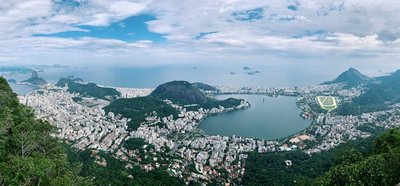 Panoramic view of Rio de Janeiro with Sugarloaf Mountain and Lagoa Rodrigo de Freitas on a clear day.