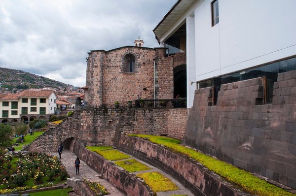 Vista del Tempio del Sole a Qorikancha, Cusco, con giardini e architettura storica.