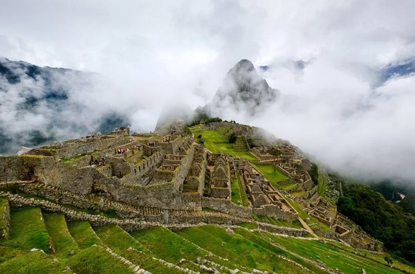 Vista panoramica di Machu Picchu con nuvole e montagne nella Valle Sacra degli Incas.