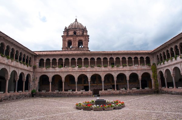 Cortile del Museo Inka a Cusco con archi storici e cupola, simbolo della cultura Inca.